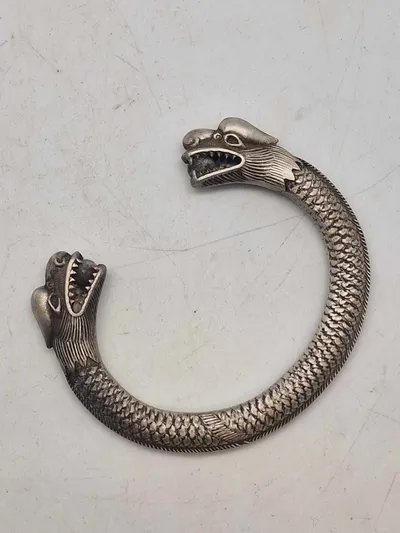 Kinesisk forsølvet armring med drager