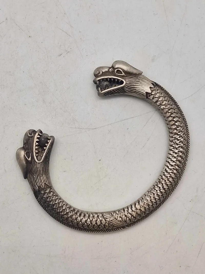 Kinesisk forsølvet armring med drager