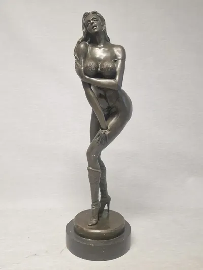 Stor brocefigur nøgen dame