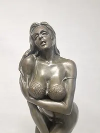 Stor brocefigur nøgen dame