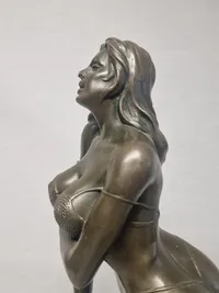 Stor brocefigur nøgen dame