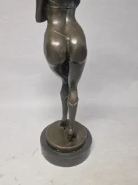 Stor brocefigur nøgen dame