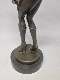 Stor brocefigur nøgen dame