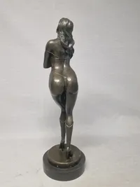 Stor brocefigur nøgen dame