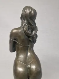 Stor brocefigur nøgen dame