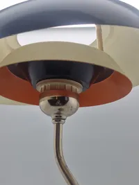 Ældre designer lampe med manglende ledning og skrue