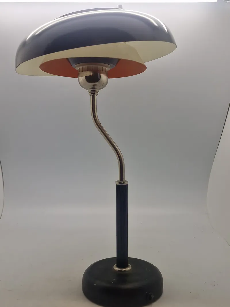 Ældre designer lampe med manglende ledning og skrue