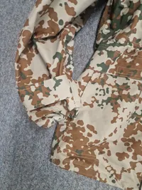 Regnjakke fra det danske forsvar - bemærk patch fra minørtjenesten