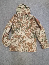 Regnjakke fra det danske forsvar - bemærk patch fra minørtjenesten