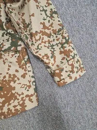 Regnjakke fra det danske forsvar - bemærk patch fra minørtjenesten