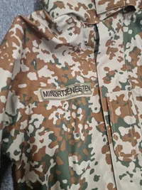 Regnjakke fra det danske forsvar - bemærk patch fra minørtjenesten