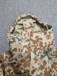 Regnjakke fra det danske forsvar - bemærk patch fra minørtjenesten