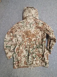 Regnjakke fra det danske forsvar - bemærk patch fra minørtjenesten