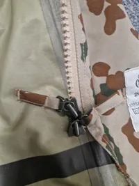 Regnjakke fra det danske forsvar - bemærk patch fra minørtjenesten