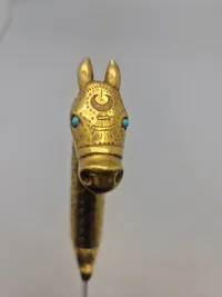 Veludført Indo Persian Mughal horse face dagger, with gold foiel plating and Damascus blade