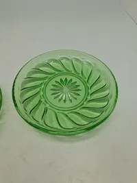 Tallerkner - Fyens Glasværk, Skjold grønt presset glas. Produceret fra 1934 og frem