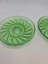 Tallerkner - Fyens Glasværk, Skjold grønt presset glas. Produceret fra 1934 og frem