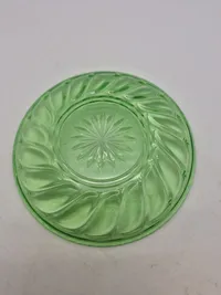 Tallerkner - Fyens Glasværk, Skjold grønt presset glas. Produceret fra 1934 og frem