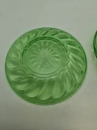 Tallerkner - Fyens Glasværk, Skjold grønt presset glas. Produceret fra 1934 og frem