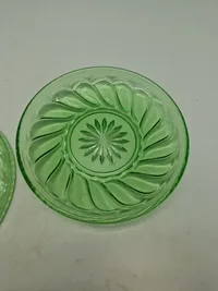 Tallerkner - Fyens Glasværk, Skjold grønt presset glas. Produceret fra 1934 og frem