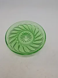 Tallerkner - Fyens Glasværk, Skjold grønt presset glas. Produceret fra 1934 og frem