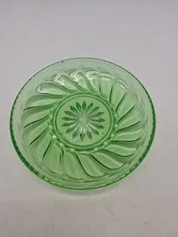 Tallerkner - Fyens Glasværk, Skjold grønt presset glas. Produceret fra 1934 og frem
