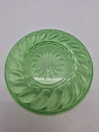 Tallerkner - Fyens Glasværk, Skjold grønt presset glas. Produceret fra 1934 og frem