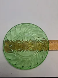 Tallerkner - Fyens Glasværk, Skjold grønt presset glas. Produceret fra 1934 og frem
