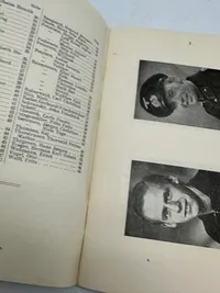 "Udvalg af Billed-Bilag til Danske Politi Efterretninger" af 16.10.1945. 65 sider hæfte med billeder af personer som siden 5.5.1945 har været efterlyst for landsskadelig virksomhed. Mint