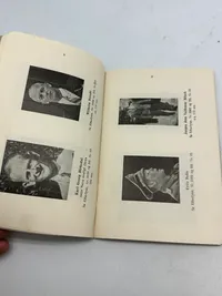 "Udvalg af Billed-Bilag til Danske Politi Efterretninger" af 16.10.1945. 65 sider hæfte med billeder af personer som siden 5.5.1945 har været efterlyst for landsskadelig virksomhed. Mint