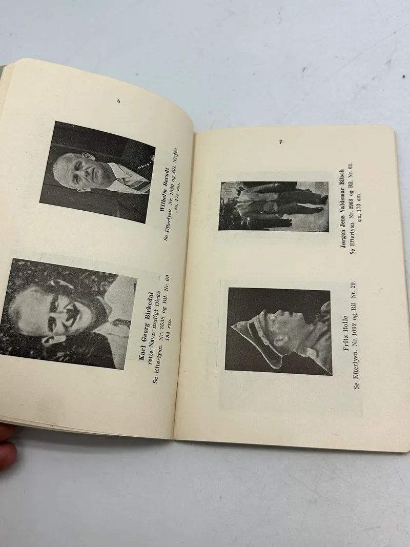"Udvalg af Billed-Bilag til Danske Politi Efterretninger" af 16.10.1945. 65 sider hæfte med billeder af personer som siden 5.5.1945 har været efterlyst for landsskadelig virksomhed. Mint