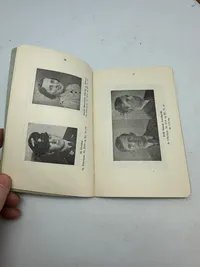 "Udvalg af Billed-Bilag til Danske Politi Efterretninger" af 16.10.1945. 65 sider hæfte med billeder af personer som siden 5.5.1945 har været efterlyst for landsskadelig virksomhed. Mint