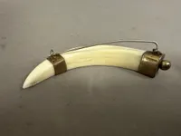 Original Sølvmonteret vildsvinetand broche