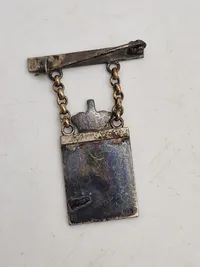 To stk originale Georg Jensen kongemærker af sterlingsølv og emalje