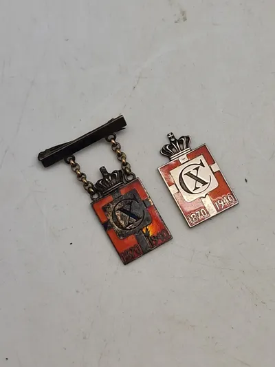 To stk originale Georg Jensen kongemærker af sterlingsølv og emalje