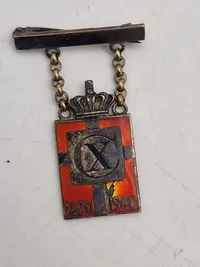 To stk originale Georg Jensen kongemærker af sterlingsølv og emalje