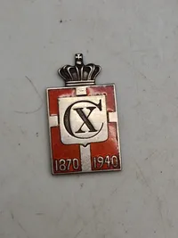 To stk originale Georg Jensen kongemærker af sterlingsølv og emalje