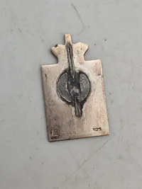 To stk originale Georg Jensen kongemærker af sterlingsølv og emalje