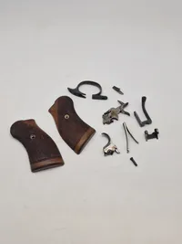 Samling reservedele for Webley Mk II revolver