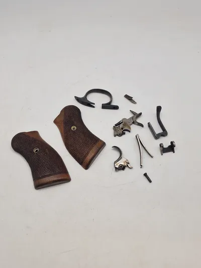 Samling reservedele for Webley Mk II revolver