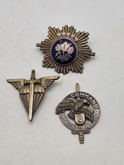 Samling franske badges mm.