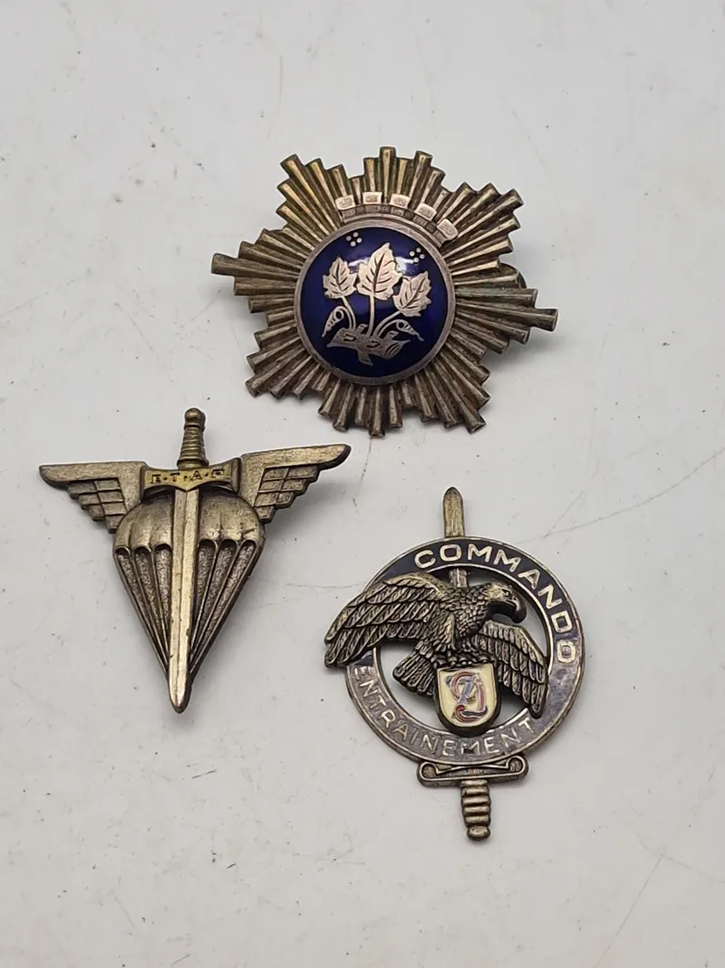 Samling franske badges mm.