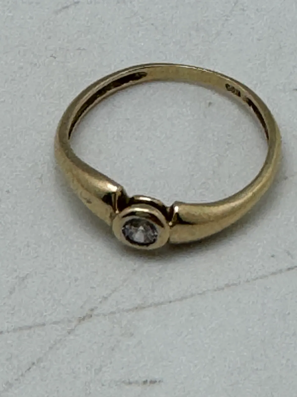 Gulring i 14k guld med klar sten, vægt 1.26 gram