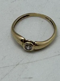 Gulring i 14k guld med klar sten, vægt 1.26 gram