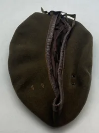 Original brun baret - bl.a. anvendt af lottekorpset