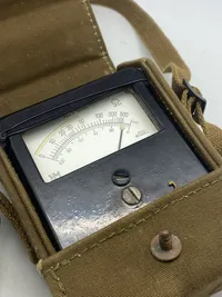 Originalt voltmeter fra det danske forsvar