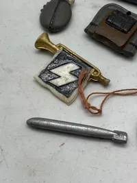 Lot original Winterhilswerke mærker (bemærk de sjældne HitlerJugend mærker)