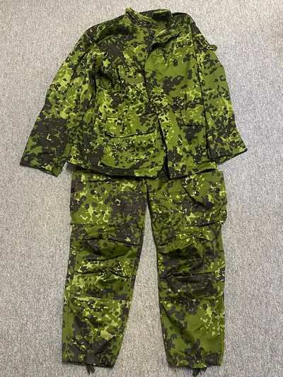 Original dansk uniform i M/84 sløring