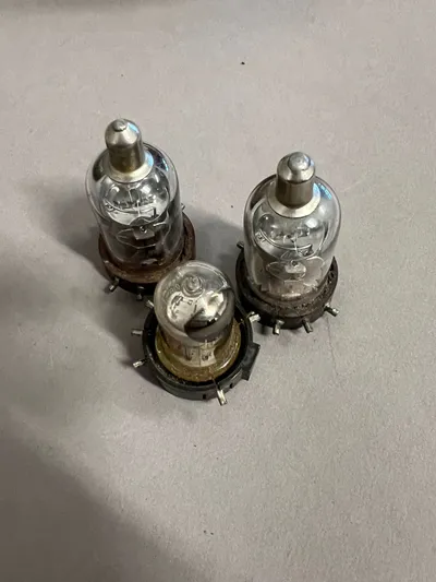 Samling Tyske WW2 Radio rør, godt stemplet Wehrmacht eigentum
