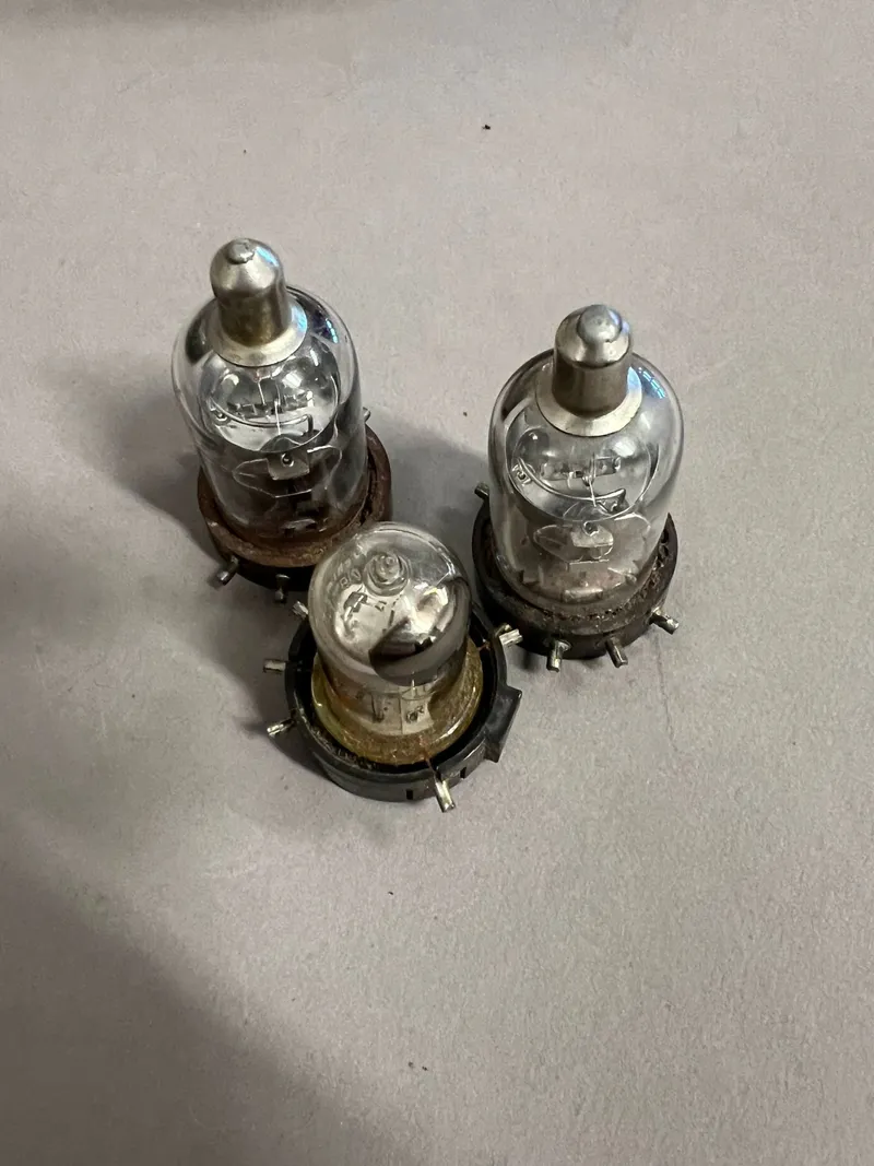 Samling Tyske WW2 Radio rør, godt stemplet Wehrmacht eigentum